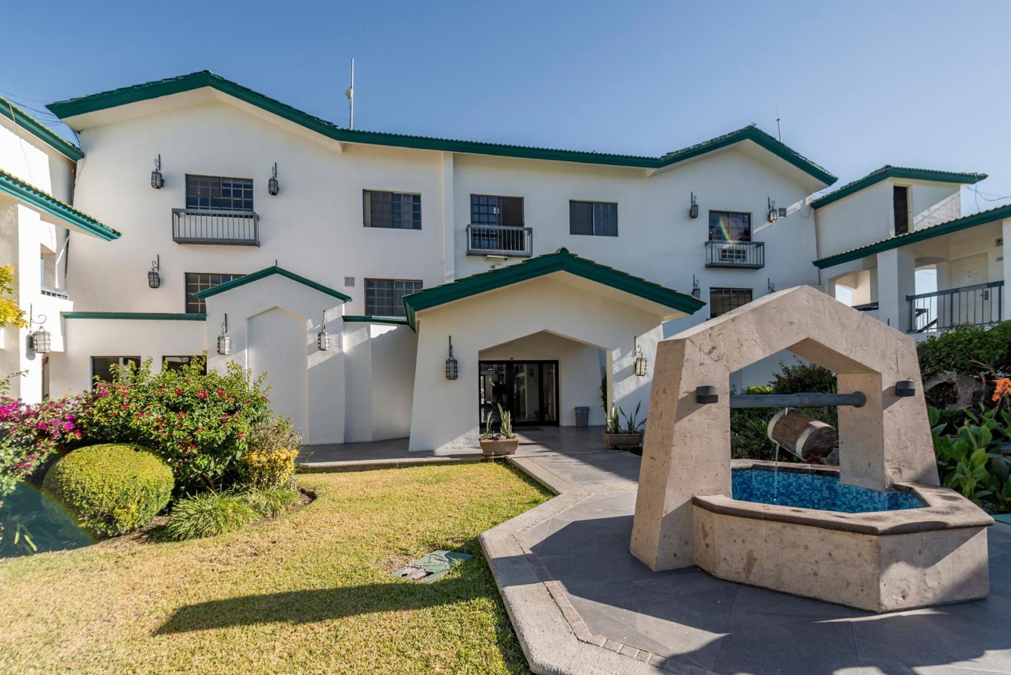 Quinta Dorada Hotel & Suites Saltillo Exterior photo