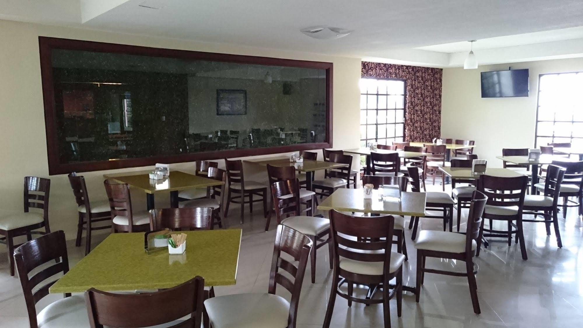 Quinta Dorada Hotel & Suites Saltillo Exterior photo